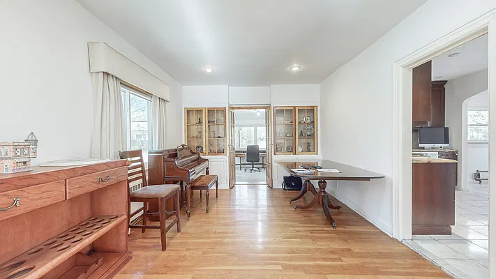 Sold by RE MAX Team | media 6