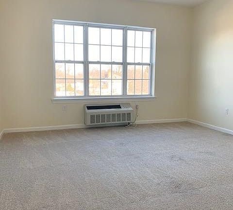 5th image of 112 Glenwood Ave #10