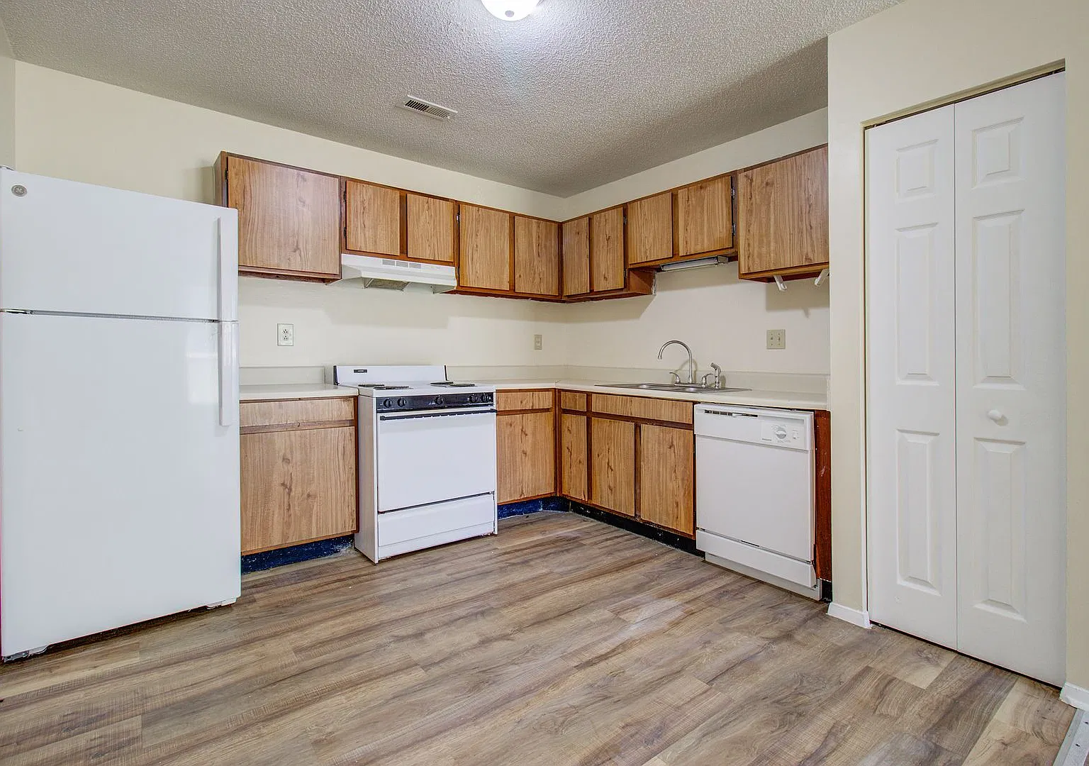 Lamplighter Apartments — Photo 2