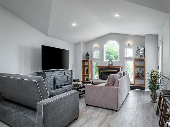 3rd image of 3413 Valley Oaks Dr #C