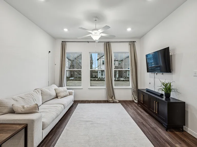 3325 Switch St — Photo 9
