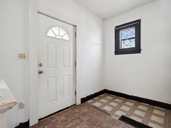 4th image of 407 1st St NE