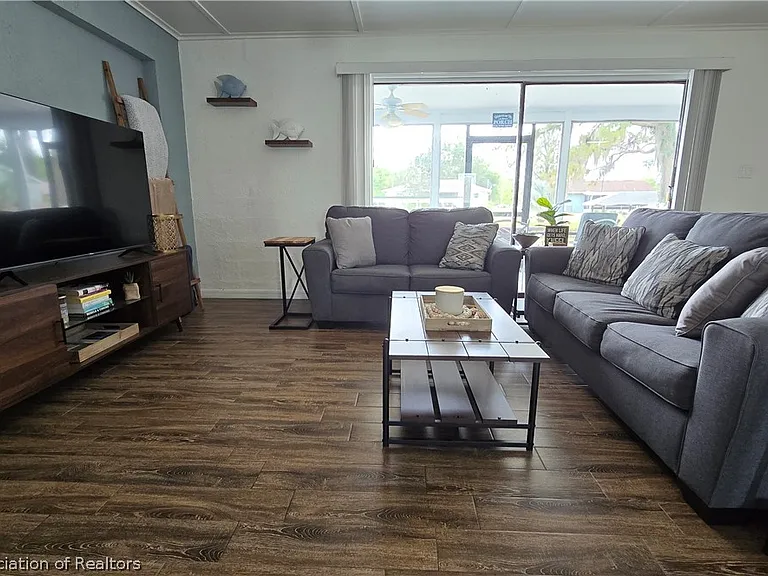 639 Killarney Dr — Photo 14