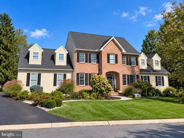 10 Burning Tree Ct, York, PA 17404