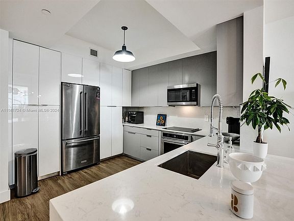 4th image of 3340 NE 190th St APT 707