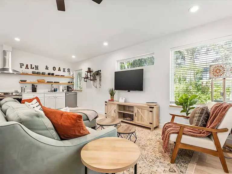 561 Live Oak St — Photo 5