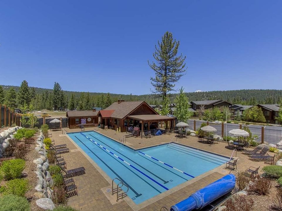 Seasonal pool & year-round fitness center