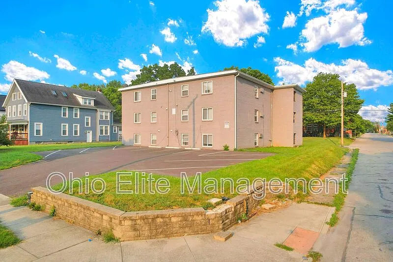 2 bed, 1.0 bath, $900 — Photo 2