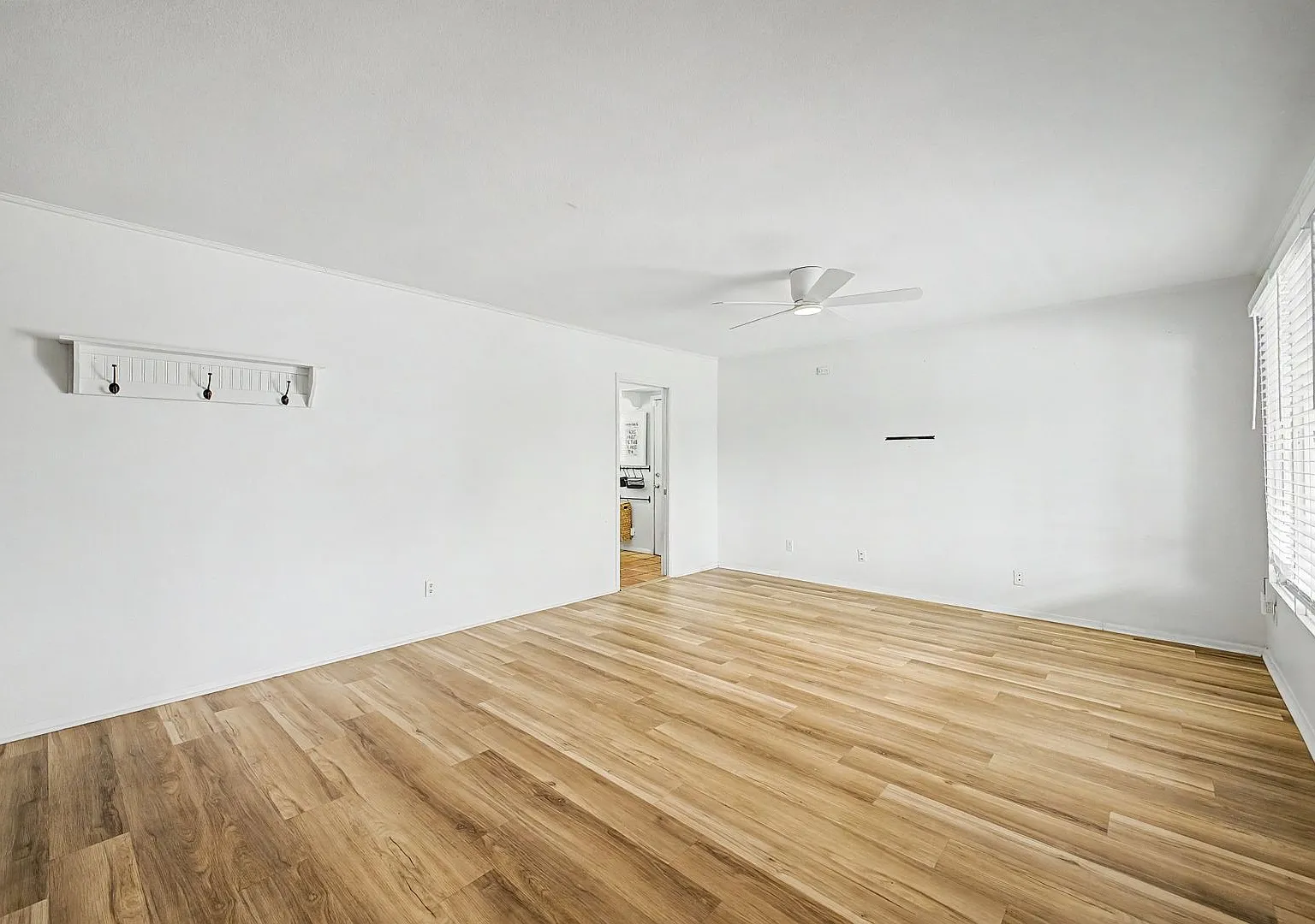 Gorgeous 3bed/2bath Home W/Pool In North Glen Square — Photo 4