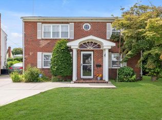 8 Gables Rd, Hicksville, NY 11801
