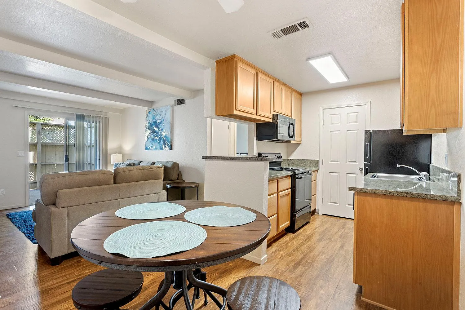 Live Oak Apartments — Photo 3