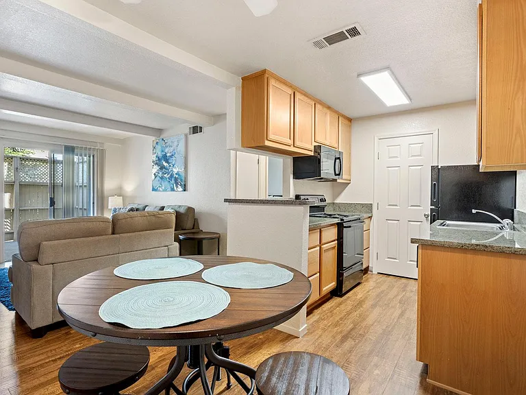 Live Oak Apartments — Photo 4