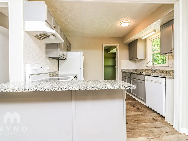 3179 Robin Hood Ln — Photo 13