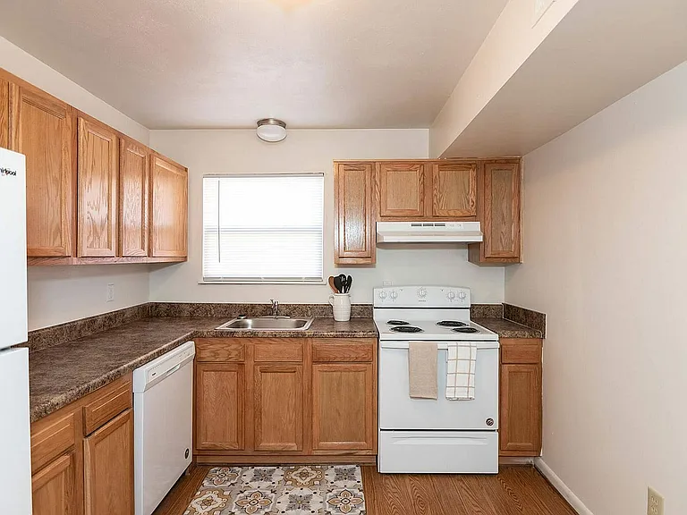 Carson Square Apartments — Photo 1