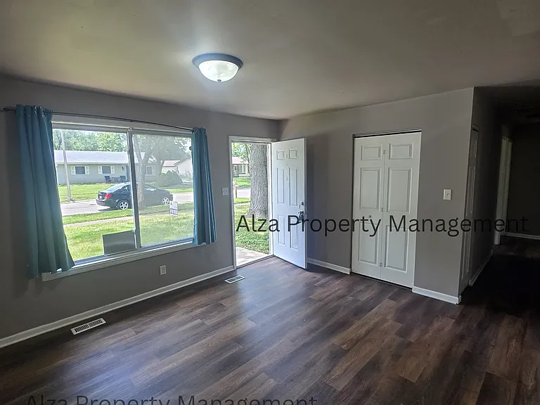 828 Poplar Ln — Photo 7