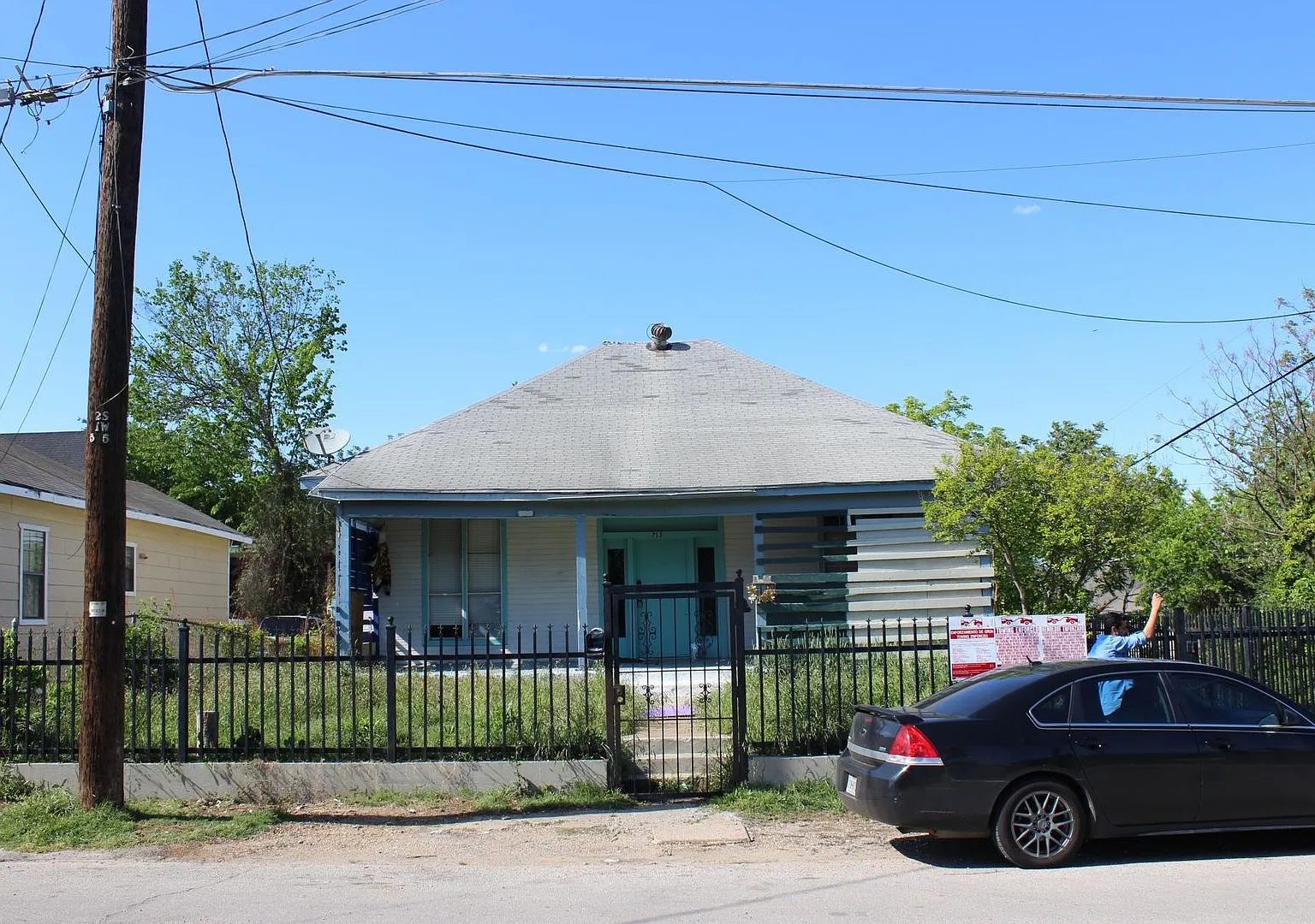 713 Sabine St — Photo 2