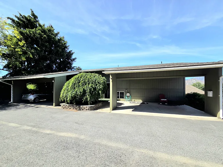 939 N Baker Ave — Photo 5
