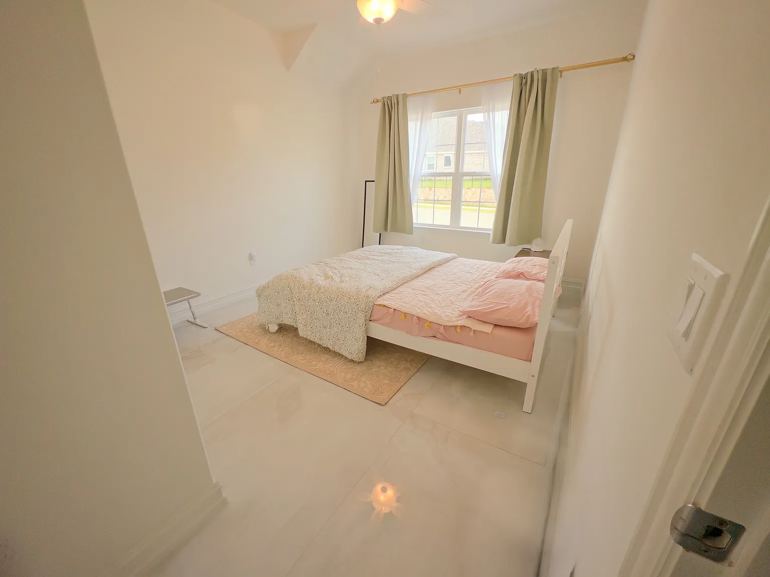 4 bed, 2.5 bath, 2820 sqft, $2,999 — Photo 3