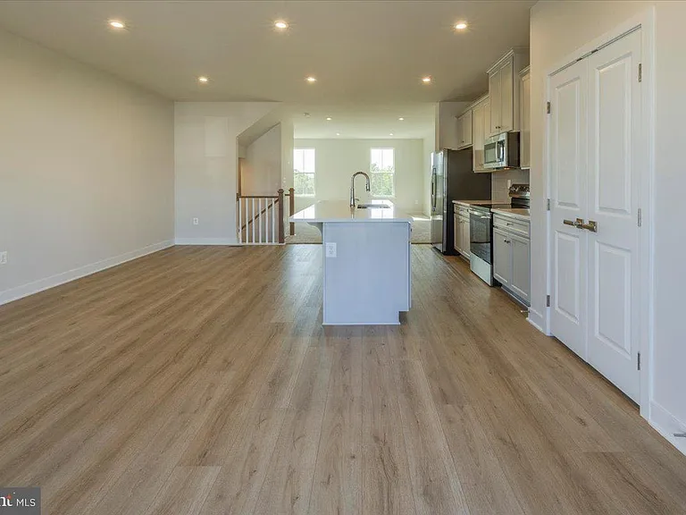 9390 Tanfield Dr — Photo 15