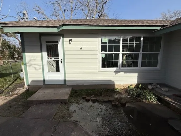 1245 Chevy Chase Dr, Angleton, TX 77515