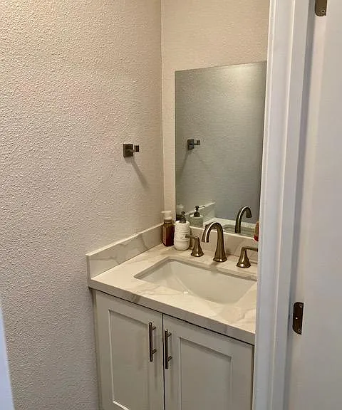 1/2 bath downstairs
