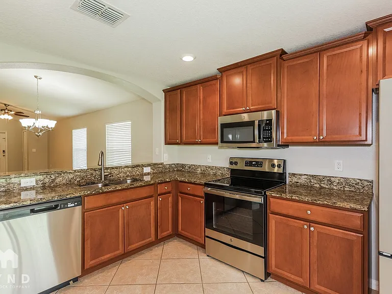 1212 Oak Pond St — Photo 2