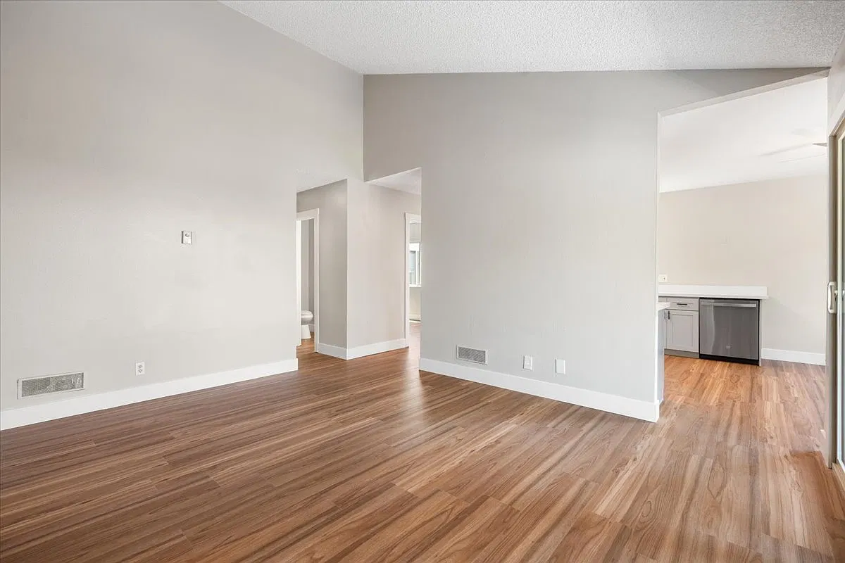 2 bed, 1.5 bath, 884 sqft, $2,500 — Photo 1