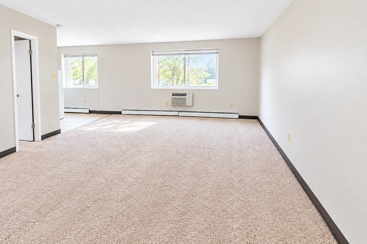 Cambridge Apartments — Photo 2