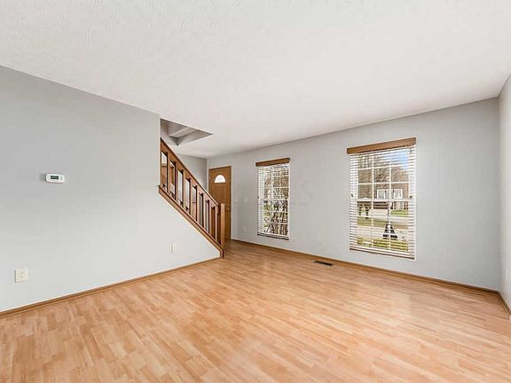 5th image of 457 Oak Meadow Dr