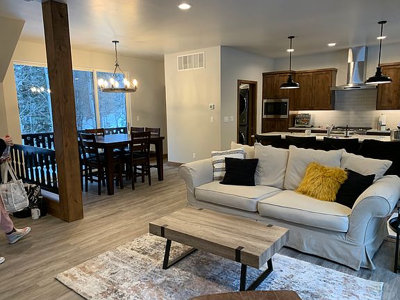 3rd image of 306 Silverpine Dr