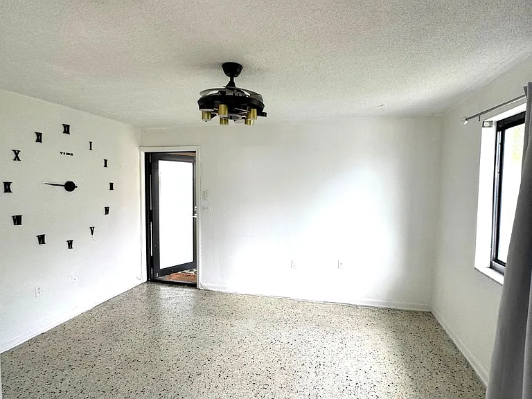 430 NW 9th Ave #3 — Photo 3