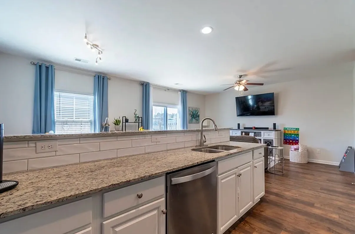 3 bed, 2.5 bath, 1578 sqft, $1,800 — Photo 2