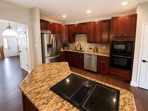 4th image of 690 McLeary Sq SE