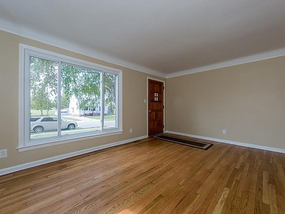 5th image of 1625 Woodhurst Ave