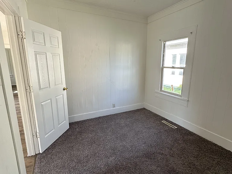 1403 W 4th St — Photo 5