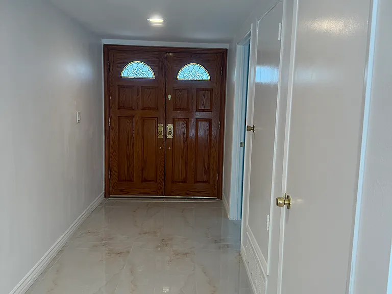 24316 Burbank Blvd — Photo 7