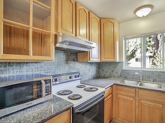 5th image of 925 Ravenscourt Ave