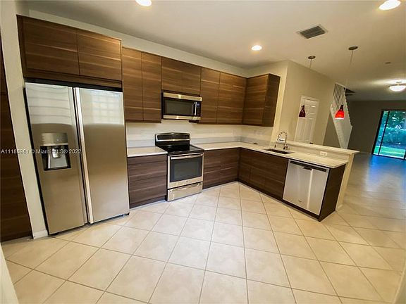 3rd image of 4272 Vineyard Cir #4272