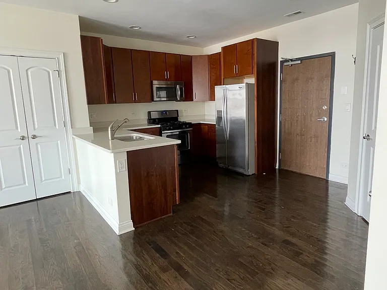 2943 N Rockwell St #202 — Photo 7