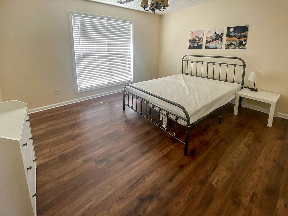 Large room with a large walk-in closet
