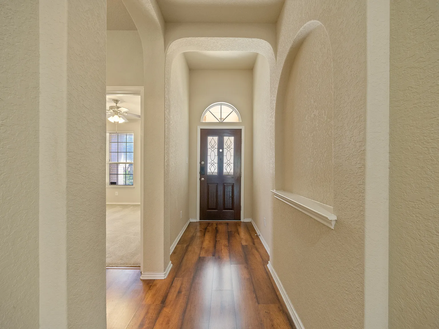 Spacious 4-Bed Home with Island Kitchen, Private Patio & Fenced Yard in Schertz — Photo 3