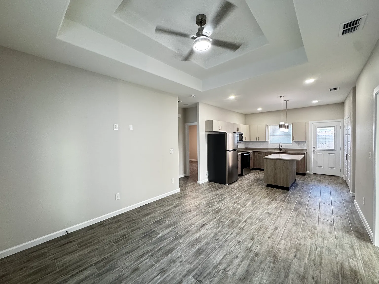 3 bed, 1080 sqft, $1,250 — Photo 2