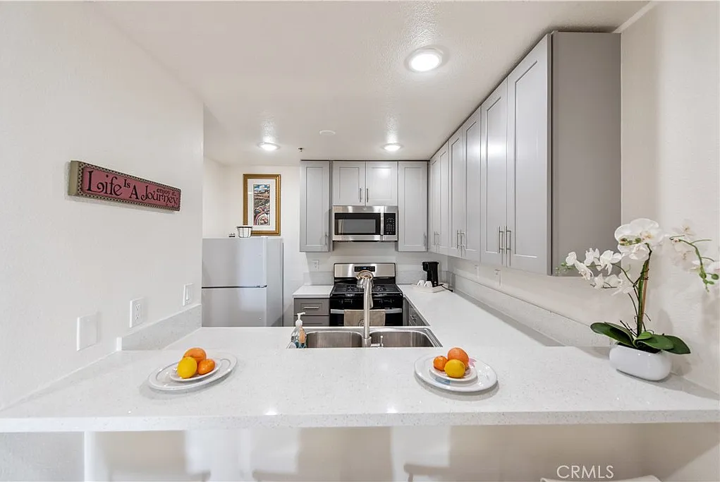 2 bed, 820 sqft, $2,980 — Photo 3