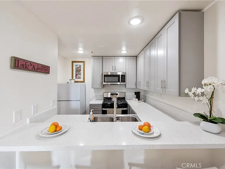 450 E 4th St #416 — Photo 3