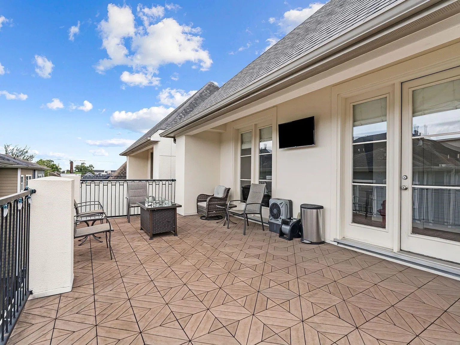 3 bed, 3.5 bath, 2848 sqft, $4,000 — Photo 3