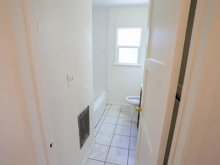 19422 Archwood St — Photo 25