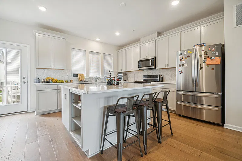 4 bed, 3.5 bath, 1950 sqft, $5,000 — Photo 1