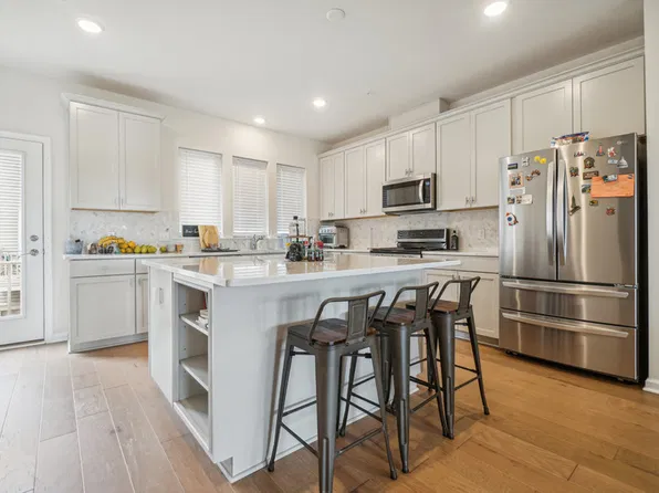 8 Haralson Ct, Livingston, NJ 07039