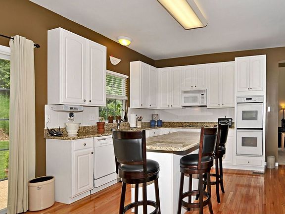 Great kitchen with granite counters