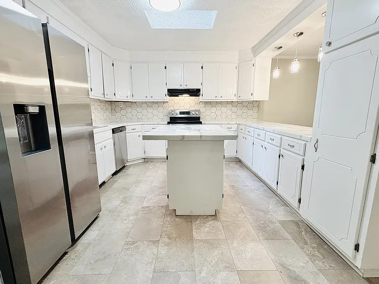 7905 Castleton Ln — Photo 13